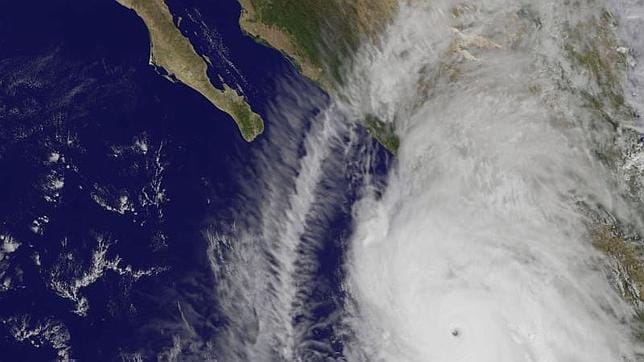 Imagen satélite del huracán Patricia sobre la costa del Pacífico de México