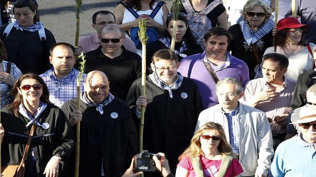 Imagen de Ximo Puig, en el centro, durante la romería a la Santa Faz de Alicante del pasado año