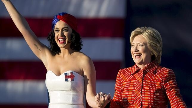 Bill Clinton y Katy Perry animan la campaña de Hillary en Iowa