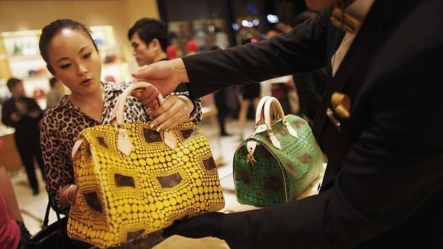 Una mujer compra n la tienda Louis Vuitton de Shangai