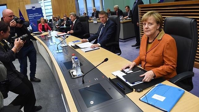 Angela Merkel pide «repartir mejor las tareas» en la crisis de los refugiados