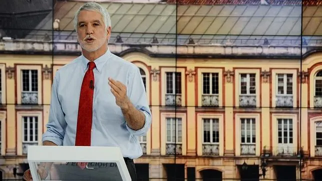 El candidato a la Alcaldía de Bogotá Enrique Peñalosa, favorito en las encuestas, participa en un debate televisivo