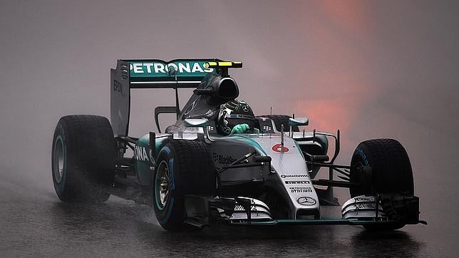 Rosberg sale primero en el diluvio