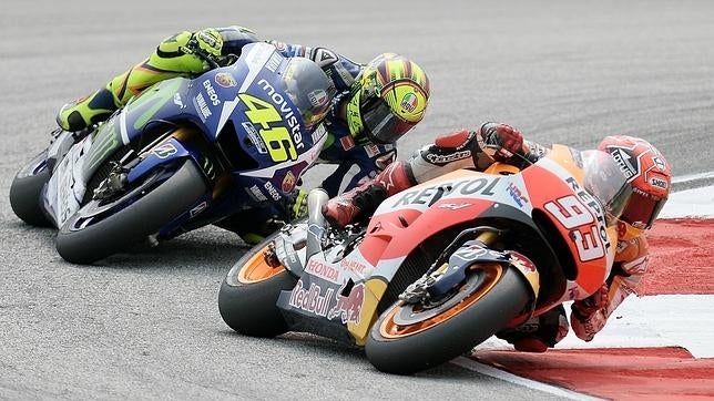 Valentino Rossi derriba a Marc Márquez con la rodilla