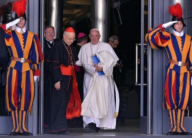 El papa Francisco (centro), y el secretario general del Sínodo, el cardenal Lorenzo Baldisseri (izda)