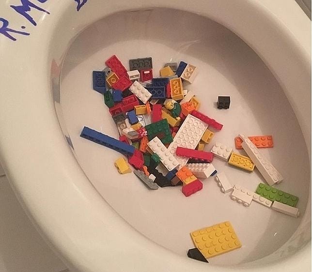 Ai Weiwei «tira» piezas de Lego al váter para criticar su censura