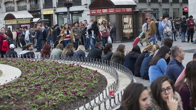 Carmena quiere poner bancos en la Puerta del Sol