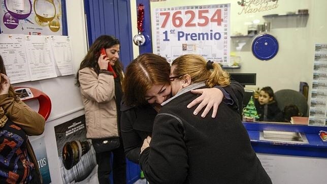 Dos mujeres ganadoras de la Lotería de Navidad se abrazan