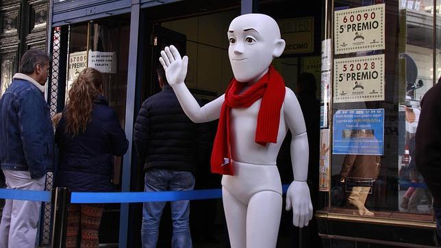 Justino «persigue» a los jugadores de Lotería de Navidad para compartir la suerte