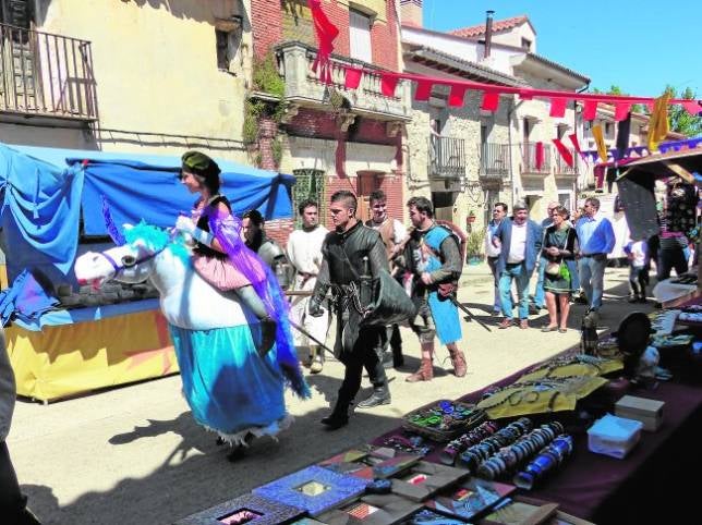 Mercado medieval con boda