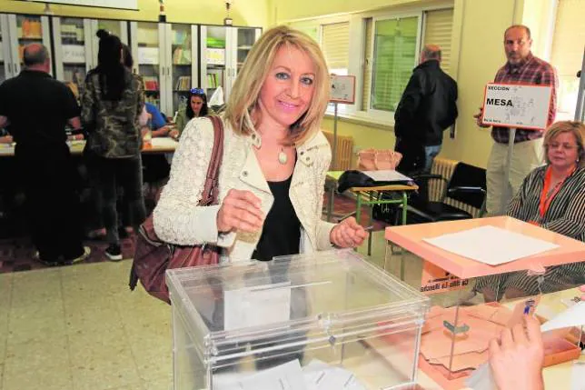 Celia Cámara votando