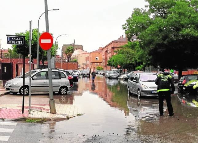 Las lluvias colapsan el paseo de la Estación y el centro de Azuqueca