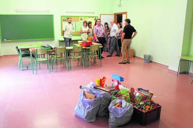 El delegado de la Junta visitó las aulas del centro escolar «Los Giles» y se reunió con los padres