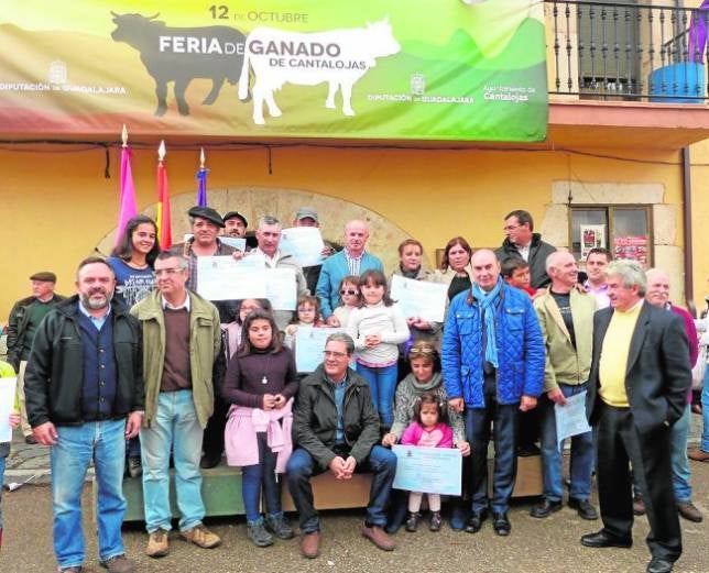 Latre apoya al sector ganadero, fundamental para la Sierra Norte