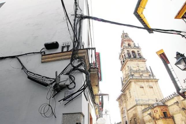 Un Casco histórico limpio de cableado aéreo