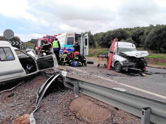 Tres muertos y un herido en un choque frontal en la carretera