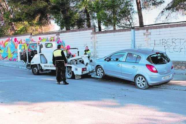 Fallece un niño al chocar el coche donde viajaba con un bordillo