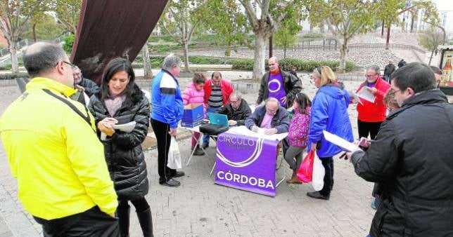 Podemos sondea la calle en plena campaña para elegir ejecutiva