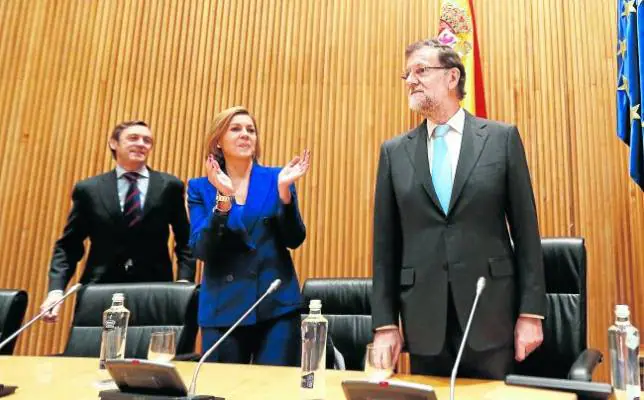 María Dolores de Cospedal aplaude a Mariano Rajoy en presencia de Rafael Hernando, nuevo portavoz popular en el Congreso  de los Diputados