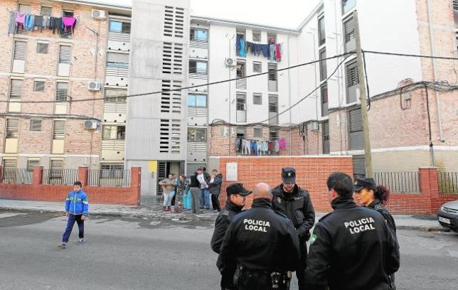 Tres heridos, entre ellos un anciano, en el fuego de un piso