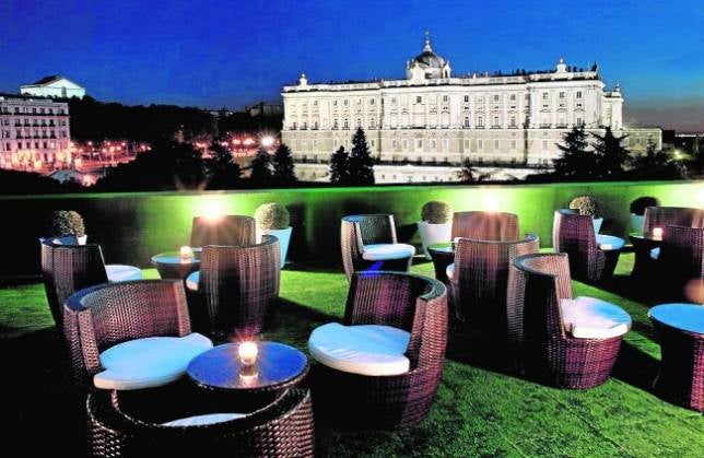 Una terraza-solarium con vistas a Palacio