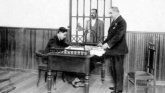 1918. El juez con un preso en la Cárcel Modelo de Madrid