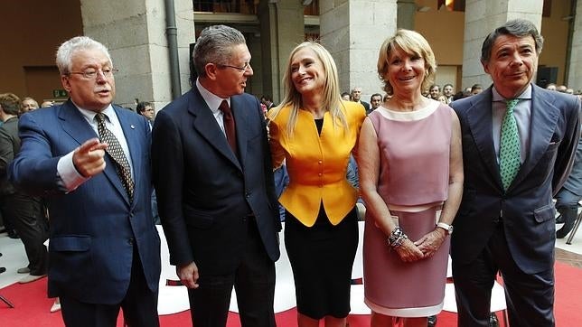 Cifuentes calma el enfado de los expresidentes