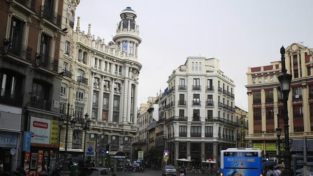 Coches, autobuses y motos circulan por la plaza de Canalejas, muy cerca de la Puerta del Sol