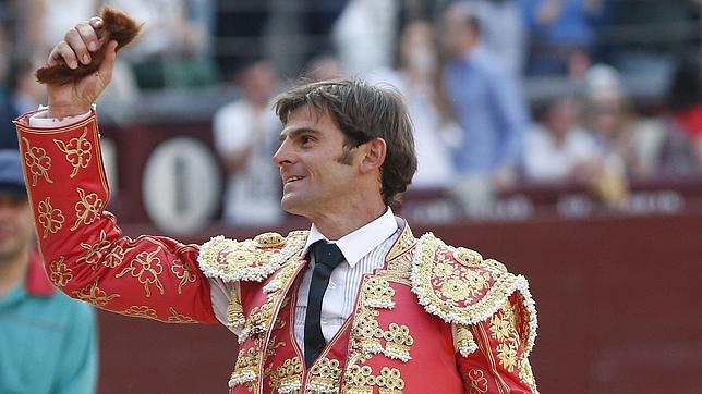 Eugenio de Mora pasea la oreja que cortó en Las Ventas el domingo