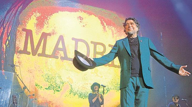 Joaquín Sabina saluda en su concierto del martes en Madrid