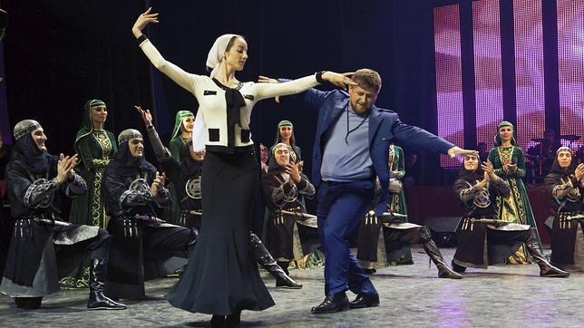 Amante de las redes sociales, colecciona coches de lujo