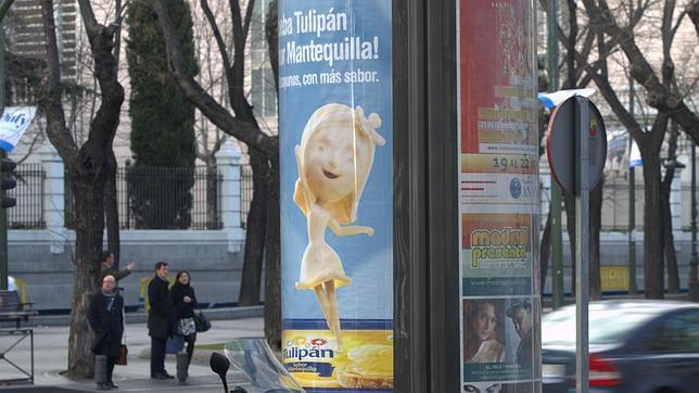 La polémica historia de los 2.000 soportes publicitarios que Manzano puso en Madrid