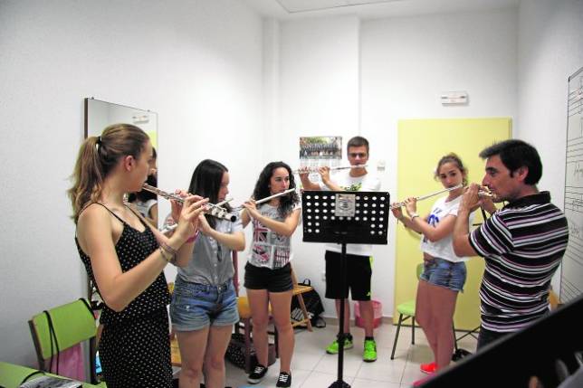 Un grupo de jóvenes toca la flauta travesera en una clase magistral