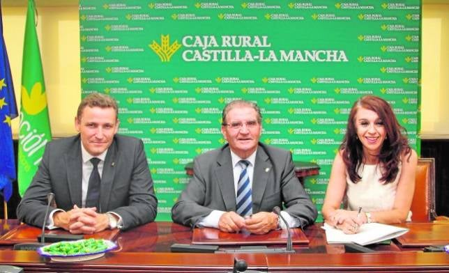 Caja Rural abre un crédito de 30 millones a agricultores de Toledo