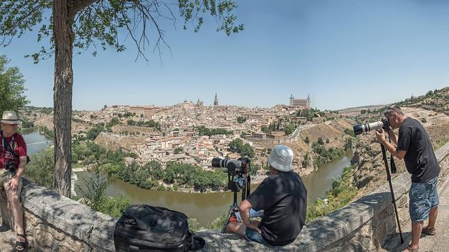 Los toledanos posaron con humor para la foto «gigante» de su ciudad