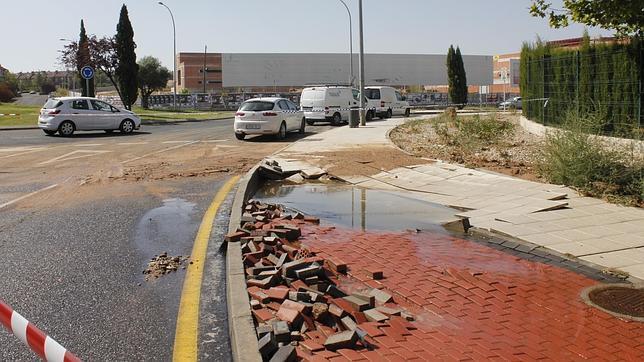 La avería de una tubería general provoca el corte de agua en el Polígono