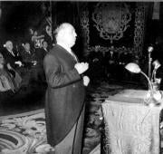 Antonio Pedro Rodríguez-Buzón, sobre estas líneas a la izquierda, en una instantánea obtenida en el transcurso de su celebérrimo Pregón de la Semana Santa de Sevilla, pronunciado el 11 de marzo de 1956. Archivo