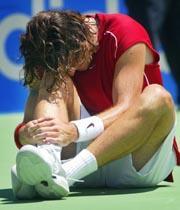 Una lesión en el tobillo obliga a Moyà a retirarse en la final de Sydney ante Hewitt