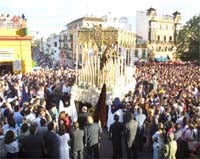 Sevilla volvió a encontrarse con un exultante Domingo de Ramos