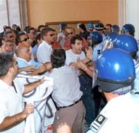 Unos dos mil taxistas colapsan el centro de Sevilla y obligan a suspender el pleno del Ayuntamiento