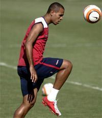 Luis Fabiano admite su malestar: «O juego aquí o en otro sitio»