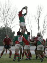 Rugby: El Uni, siempre a remolque, fuerza las tablas en el derbi