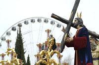 La Hermandad de la Paz inaugura la Semana Santa de Sevilla bajo una lluvia de pétalos blancos