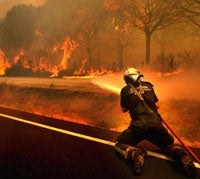 Mil personas evacuadas, una casa quemada y otras 40 afectadas en un incendio en Roche