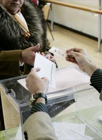 Más de seis millones de andaluces deciden hoy el futuro de su autonomía