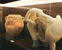 Dos de las piezas que se exhiben en la muestra «El héroe y el monstruo». EFE