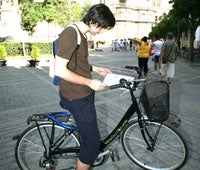 Circulando en agosto por el carril bici de la historia de Sevilla