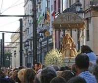 Miles de sevillanos acompañaron a la Virgen de los Reyes entre catenarias
