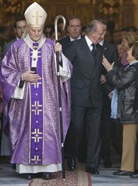 El Rey asiste en Villamanrique al funeral por su tío Don Pedro de Orleans, aspirante al trono de Brasil