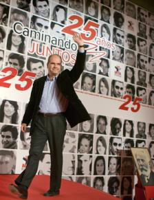 Chaves dice que el PP solventa las crisis con recortes sociales